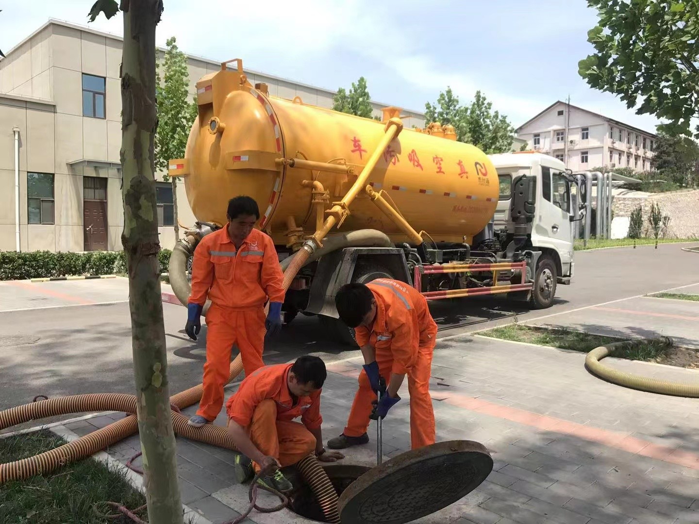 当涂管道疏通车停在窨井附近